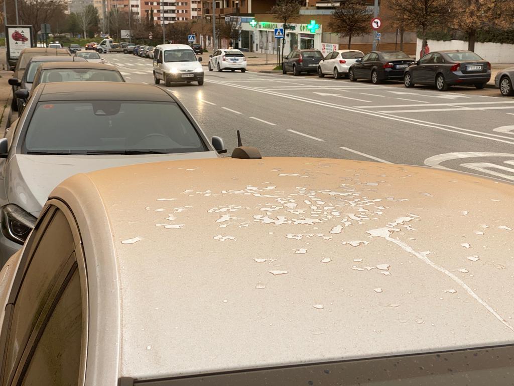 Polvo en los coches, calles y en el ambiente llegado del Sahara