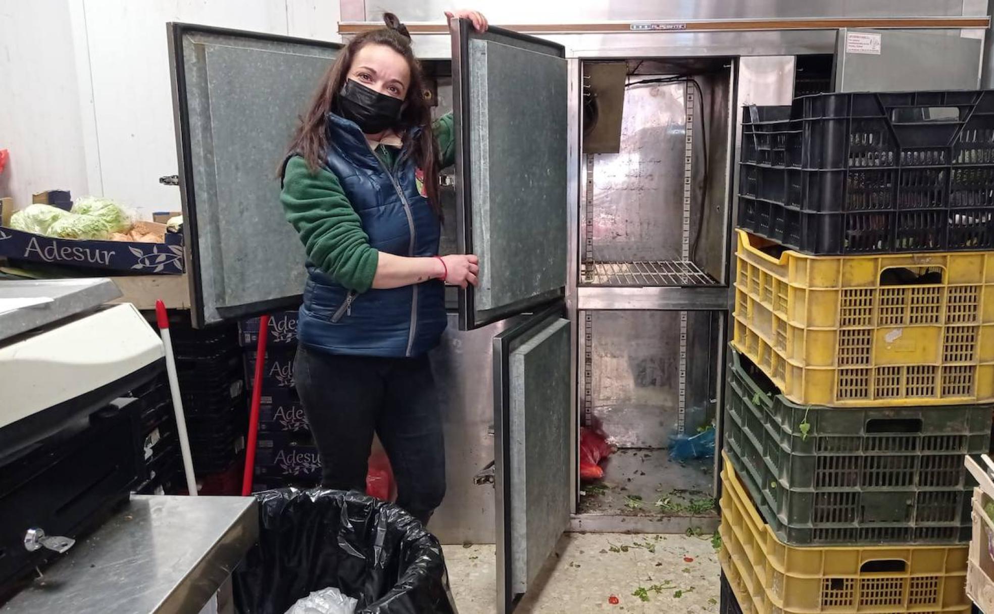 Una frutería frente al Mercado de San Agustín con las cámaras completamente vacías de género.