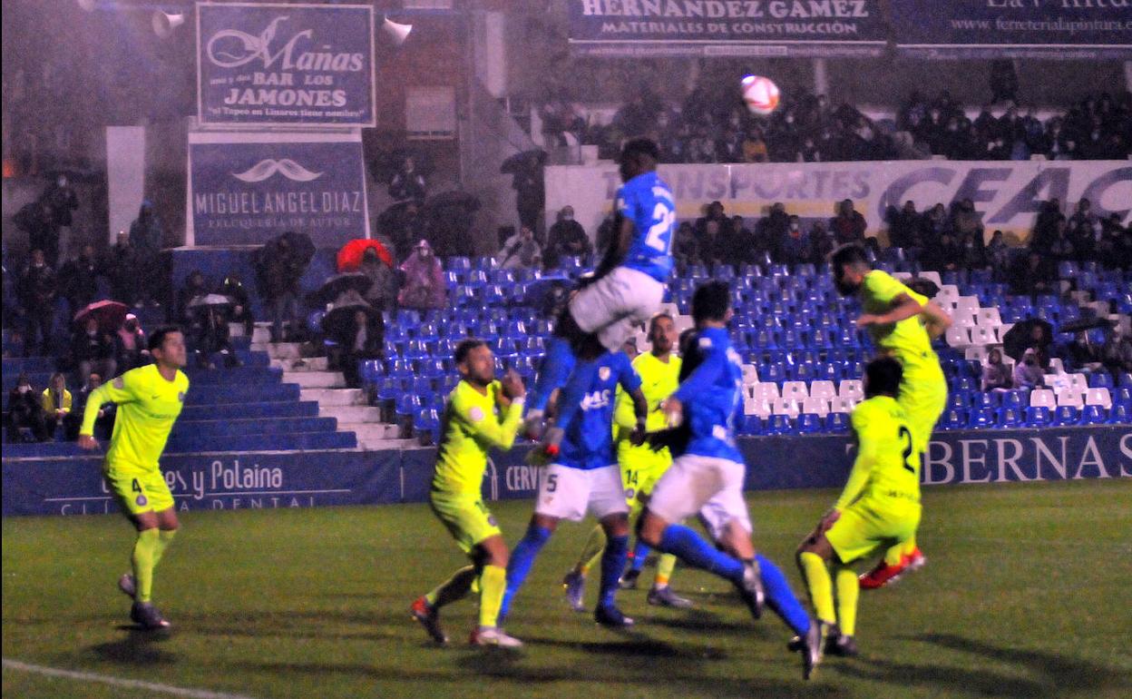 La lluvia ayudó a que la calima se asentara y los jugadores pudieron ofrecer lo mejor de su fútbol, sin peligrar su salud. 