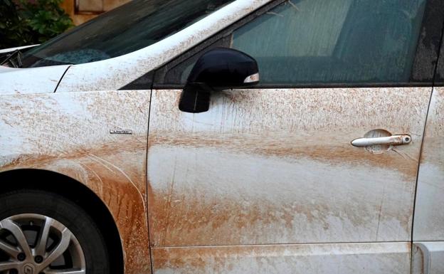 Suciedad y polvo en los coches y mobiliario urbano de Granada.