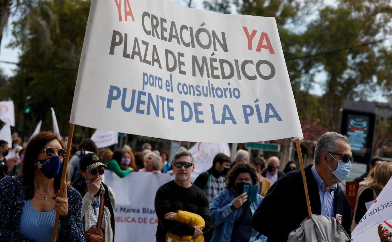 La Marea Blanca se manifiesta en Murcia en defensa de la atención primaria. 