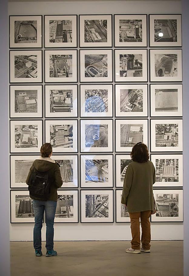 Visitantes observan una composición de Ed Ruscha sobre parkings. 