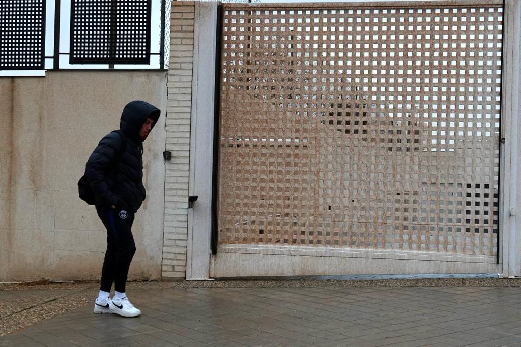 Suciedad y polvo en los coches y mobiliario urbano de Granada