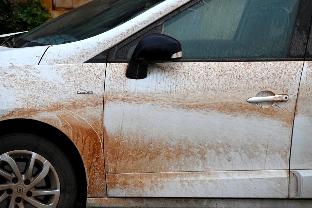 Suciedad y polvo en los coches y mobiliario urbano de Granada