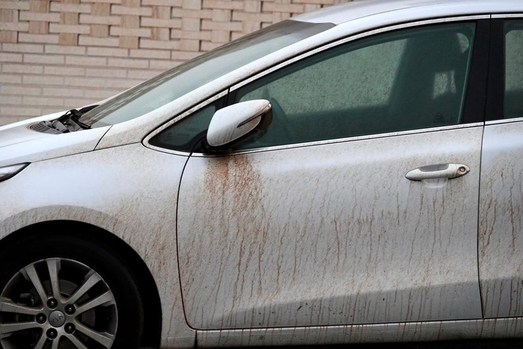 Suciedad y polvo en los coches y mobiliario urbano de Granada