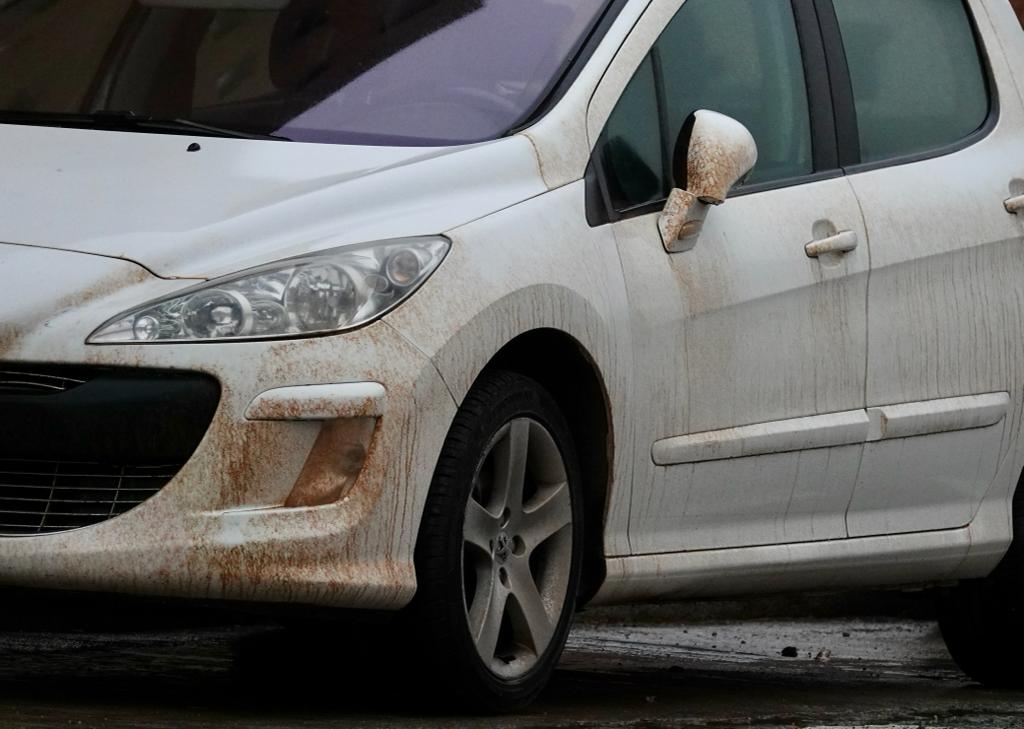 Suciedad y polvo en los coches y mobiliario urbano de Granada