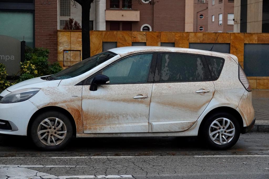 Suciedad y polvo en los coches y mobiliario urbano de Granada