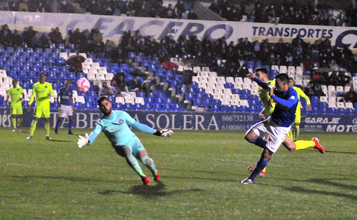 Josele tocando el balón lo justo para que el potente disparo de Hugo Díaz acabase estrellándose en el larguero. 