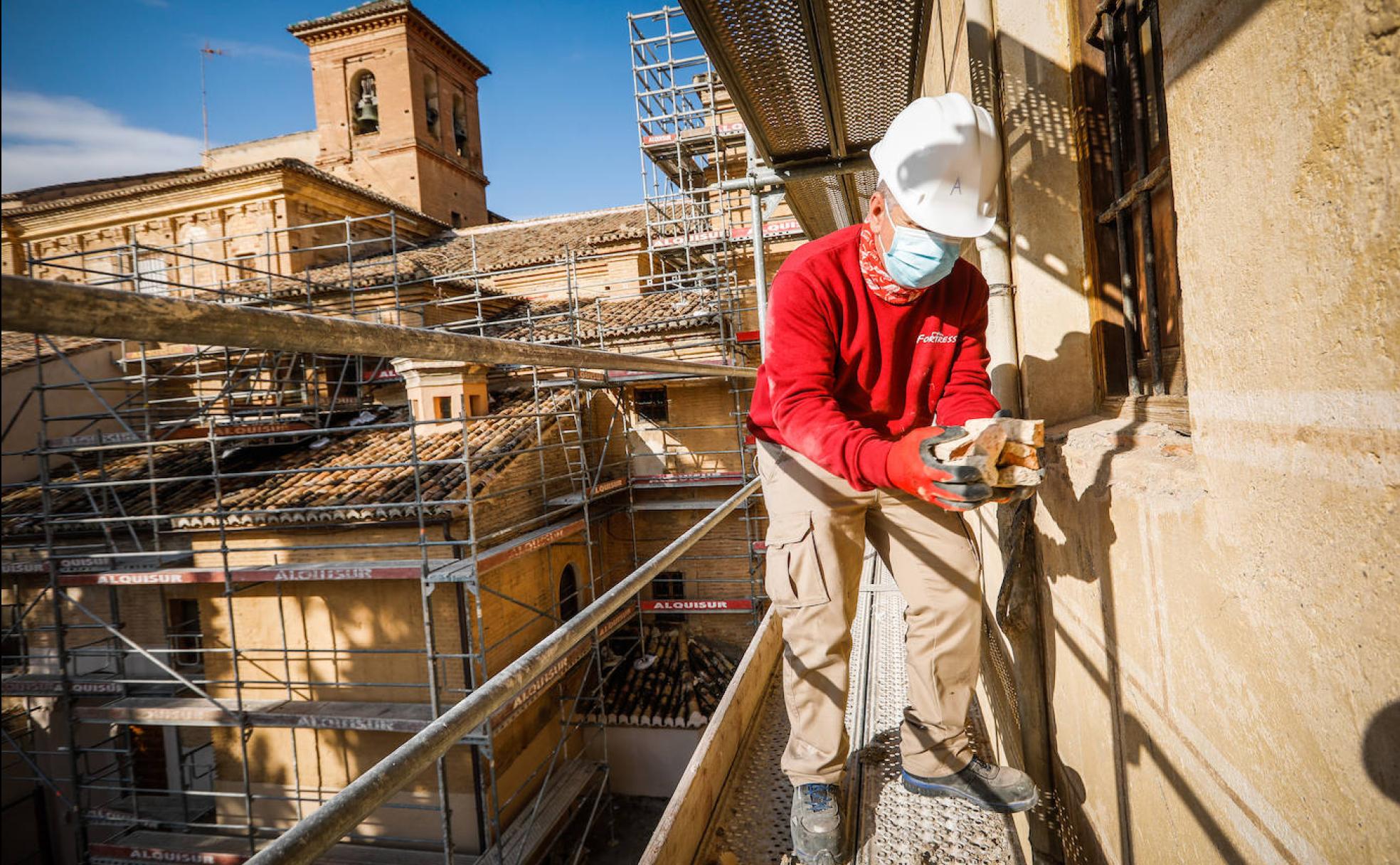 Operario trabaja en la restauración de las fachadas de la Abadía del Sacromonte. 