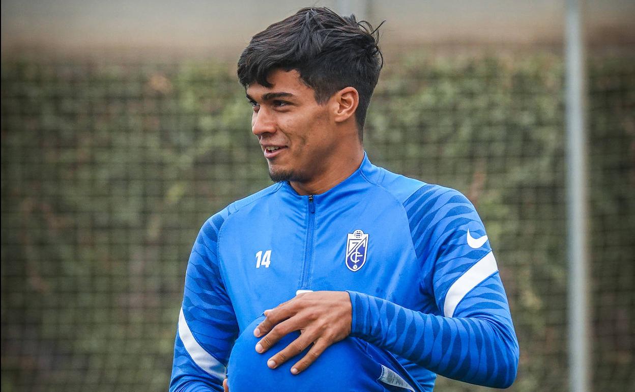 Matías Arezo seca un balón con su sudadera durante el entrenamiento del miércoles. 