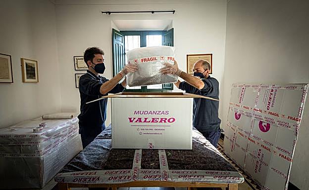 Embalando los enseres de la Huerta de San Vicente. 