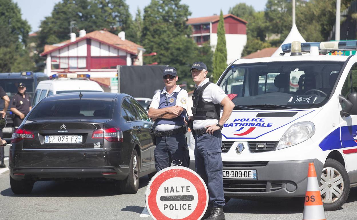 Policía francesa en la frontera del país galo con España.