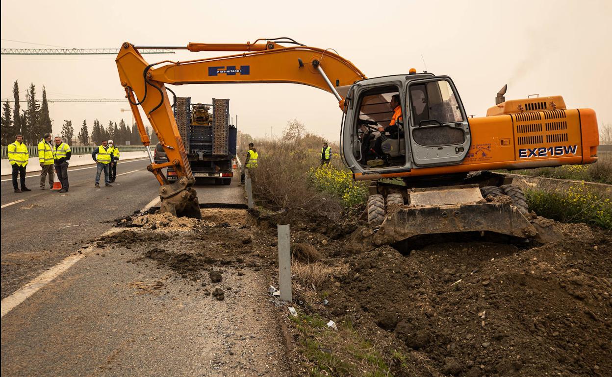Las máquinas trabajan ya para solventar el hundimiento de la A-92. 