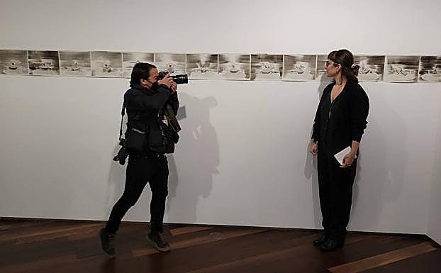 Lola Lasurt atendiendo a la prensa. 