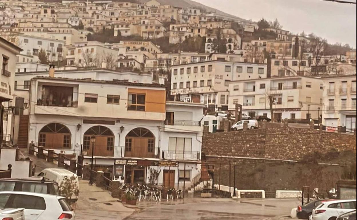 El barro ha acabado con el tono albo de las paredes de las casas y los edificios de Trevélez. 