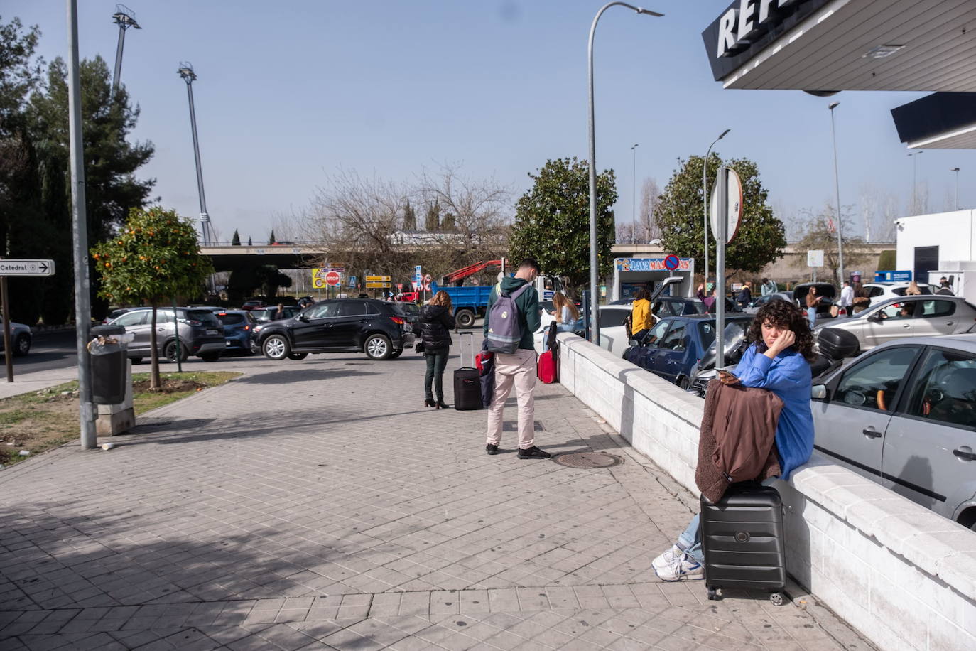 Usuarios de BlaBlaCar en la gasolinera Repsol del Centro Comercial Neptuno, punto de salida en Granada.