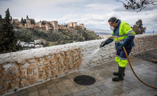 Imagen principal - Inagra y los vecinos y dueños de negocios del Sacromonte limpian sus cuevas.