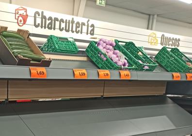 Imagen secundaria 1 - Estantes de algunos supermercados de Granada con falta de productos.