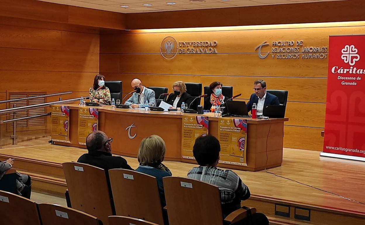 Presentación del informe de Cáritas y la Fundación Foessa, ayer en la Facultad de Relaciones Laborales de la Universidad de Granada.