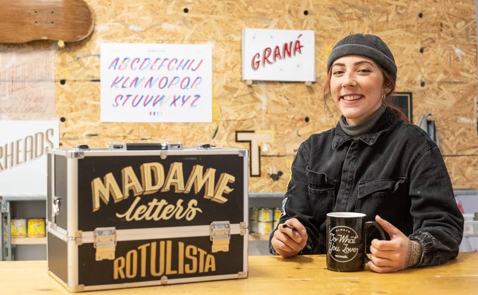 Elisa Pérez, Madame Letters, en su estudio de Granada. 