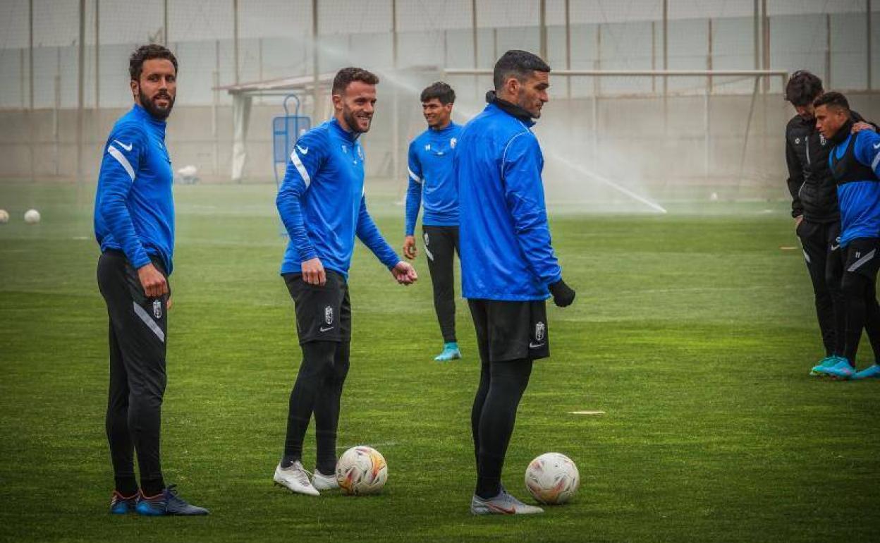 Los futbolistas del Granada, durante un entrenamiento de esta semana. 