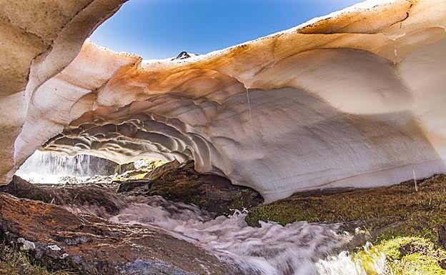 Espectacular imagen de los túneles de hielo en los Lavaderos de la Reina. 