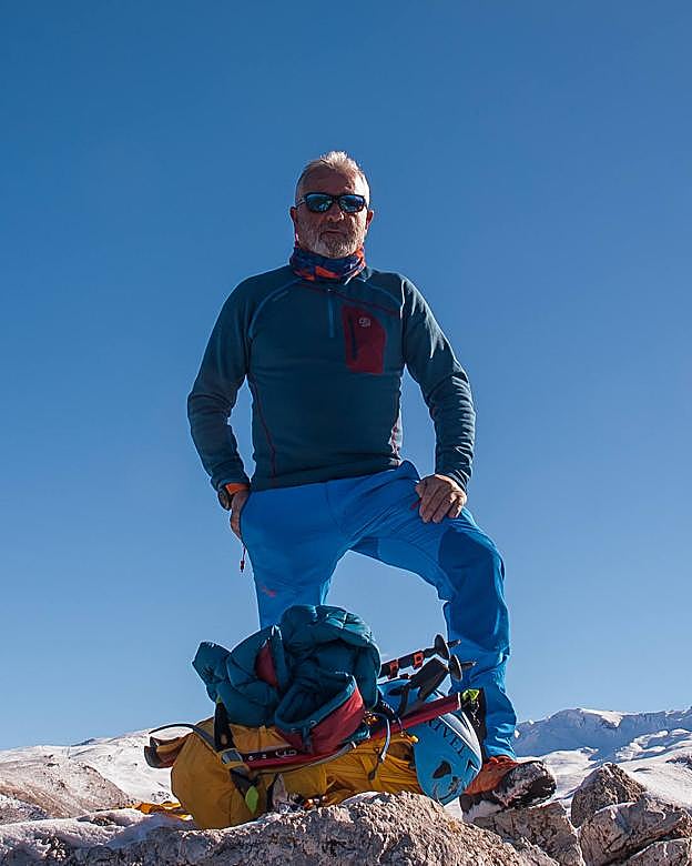 Javier Ríos, con su equipo de montañero en la cima del Trevenque. 