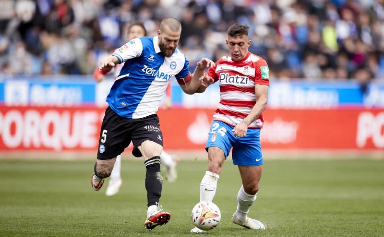 Uzuni vio su cuarta tarjeta amarilla de la temporada en Mendizorroza. 