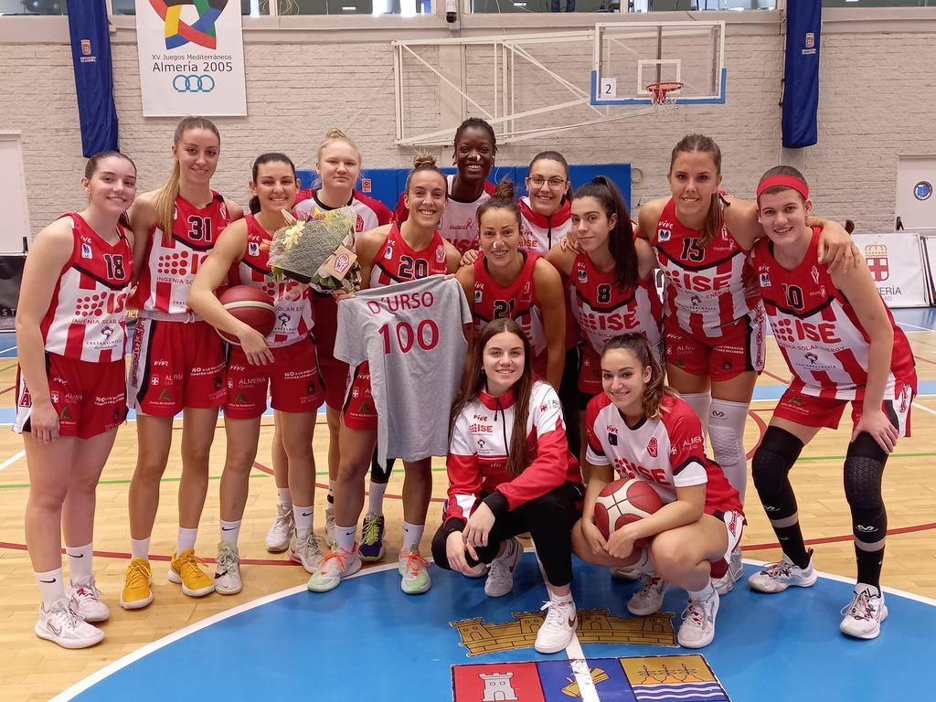 La base internacional argentina fue homenajeada a la conclusión del partido por sus compañeras.