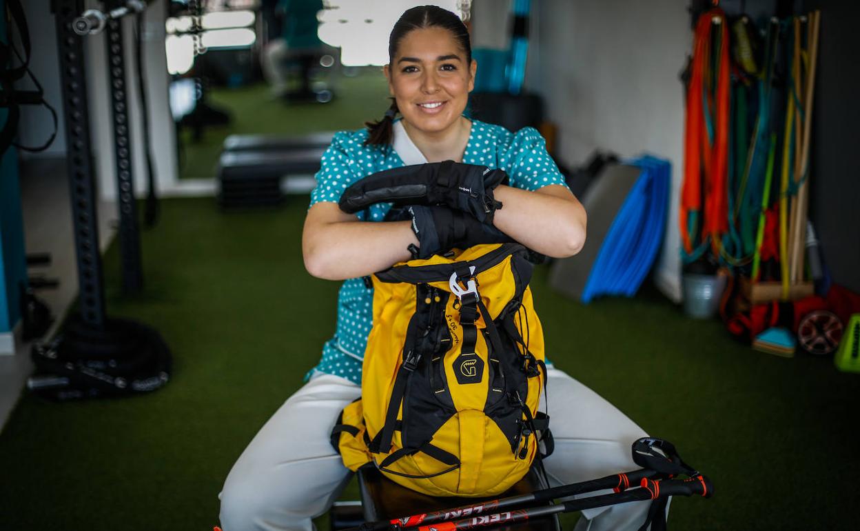 La granadina Cristina Sánchez en su clínica de fisioterapia.