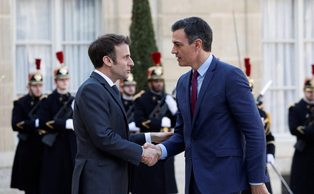 l presidente saluda a su homólogo francés, Emmanuel Macron, en su visita este lunes al Elíseo dentro de su ronda de contactos con líderes europeos. 