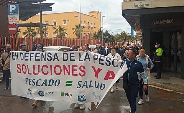 Cabeza de la manifestación de pescadores a su llegada a la Subdelegación del Gobierno de Almería. 