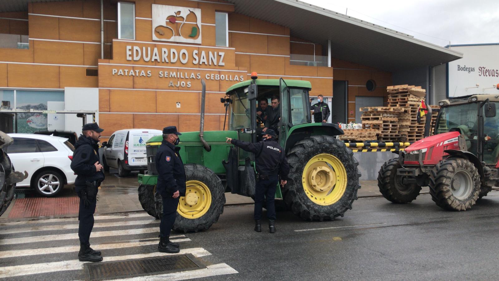 Tractores y camiones por el centro de Granada