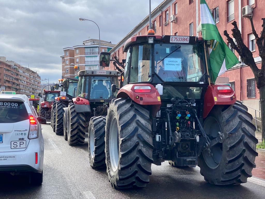 Tractores y camiones por el centro de Granada
