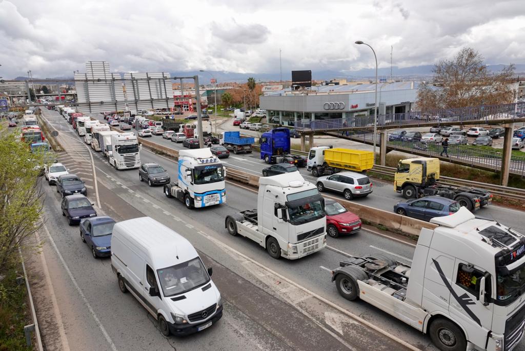 Tractores y camiones por el centro de Granada