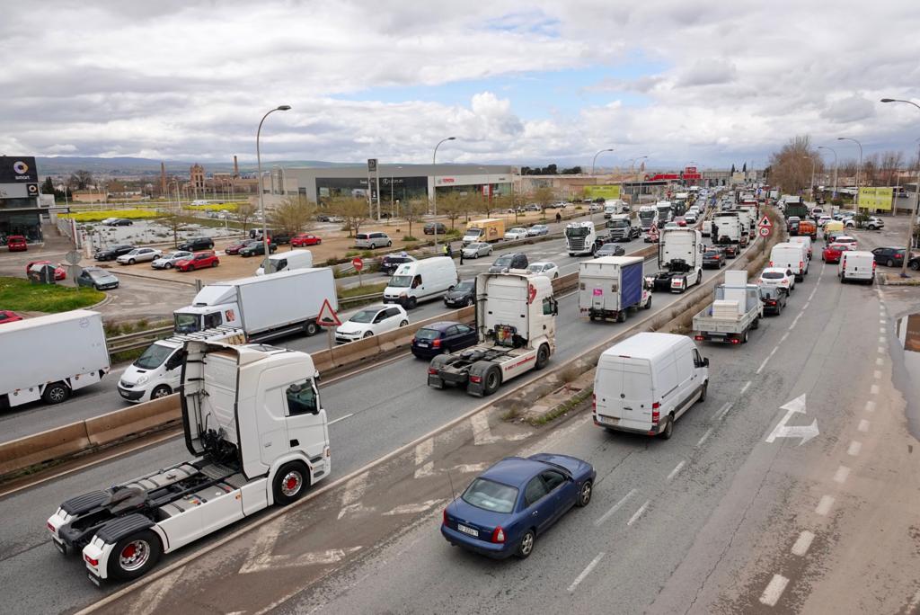 Tractores y camiones por el centro de Granada