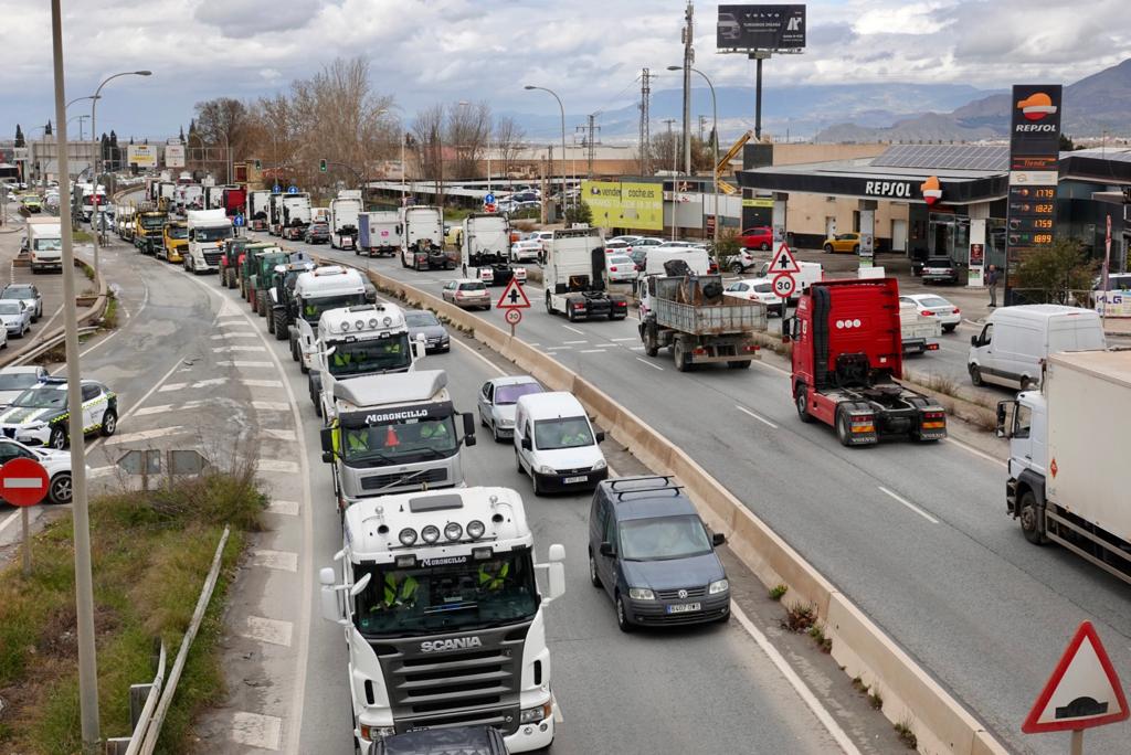 Tractores y camiones por el centro de Granada
