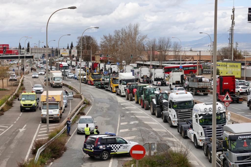 Tractores y camiones por el centro de Granada