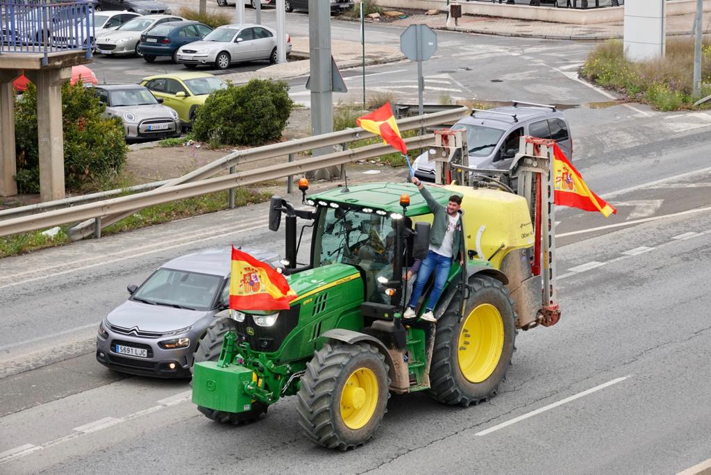 Tractores y camiones por el centro de Granada