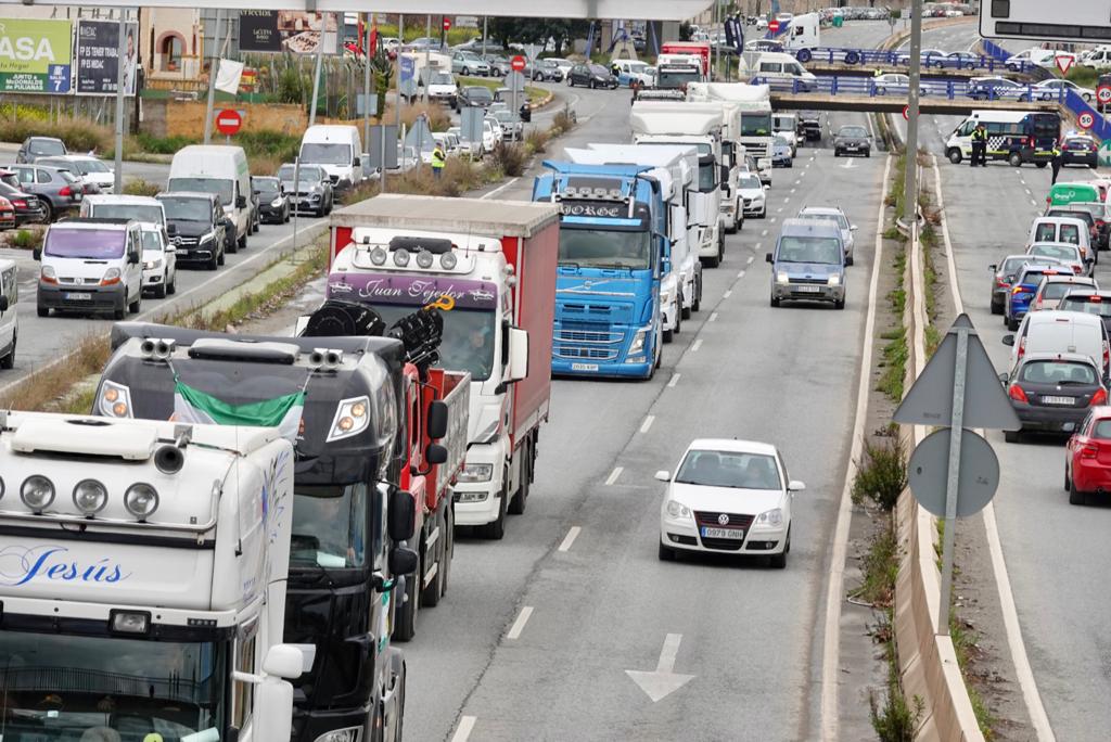 Tractores y camiones por el centro de Granada