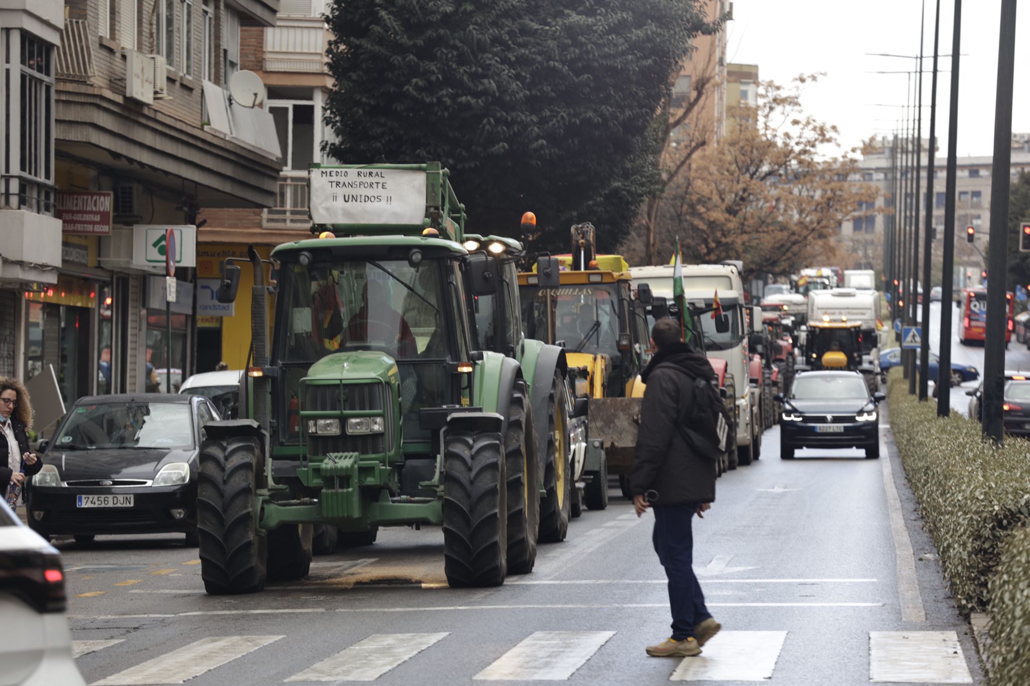 Tractores y camiones por el centro de Granada
