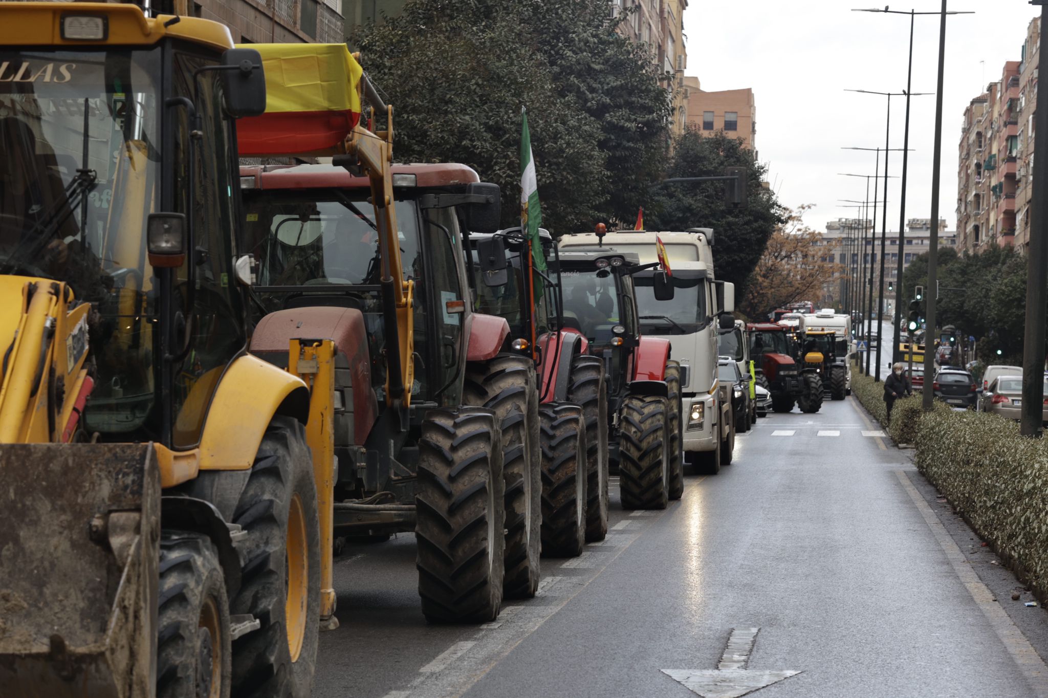 Tractores y camiones por el centro de Granada