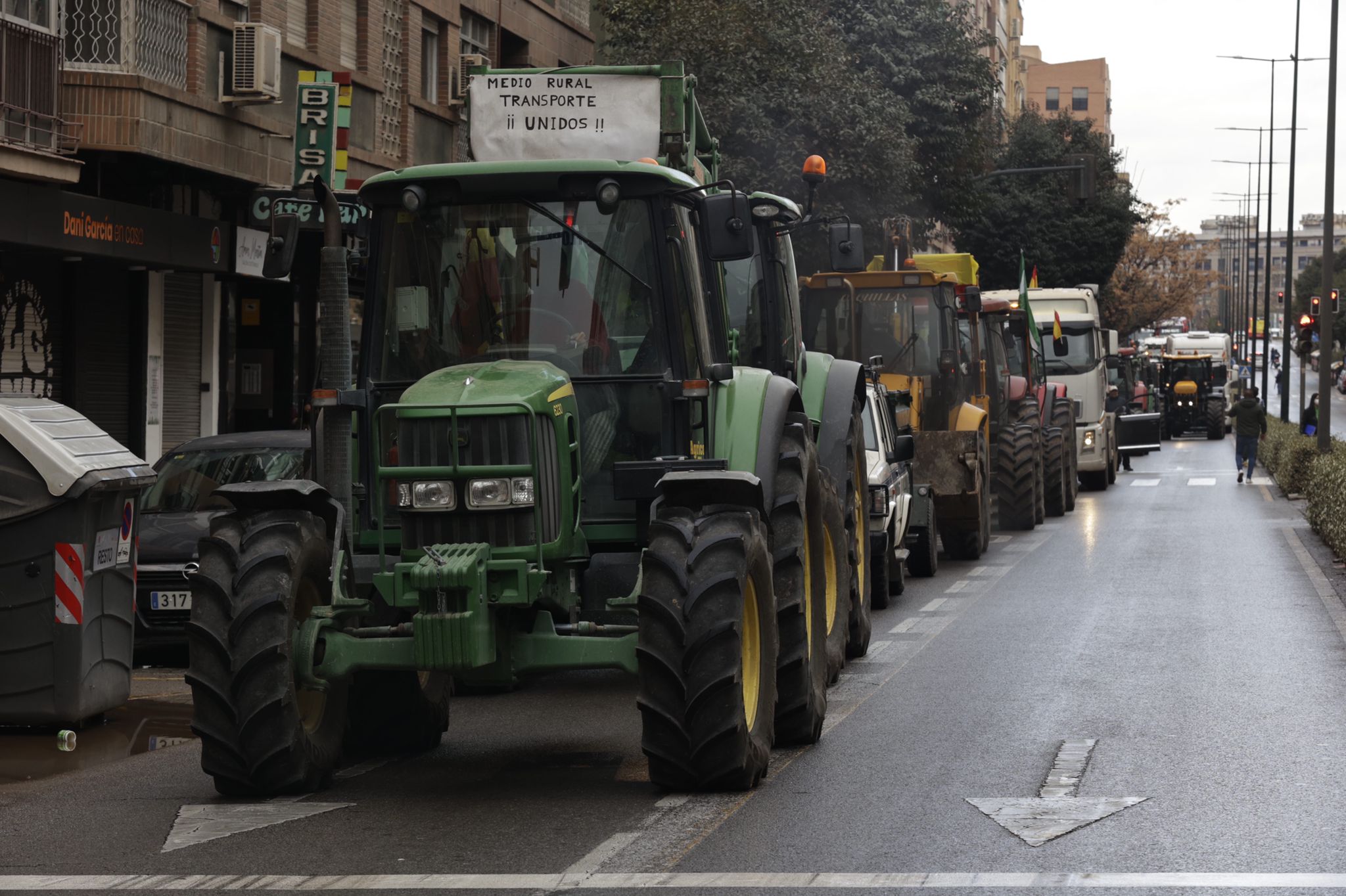 Tractores y camiones por el centro de Granada