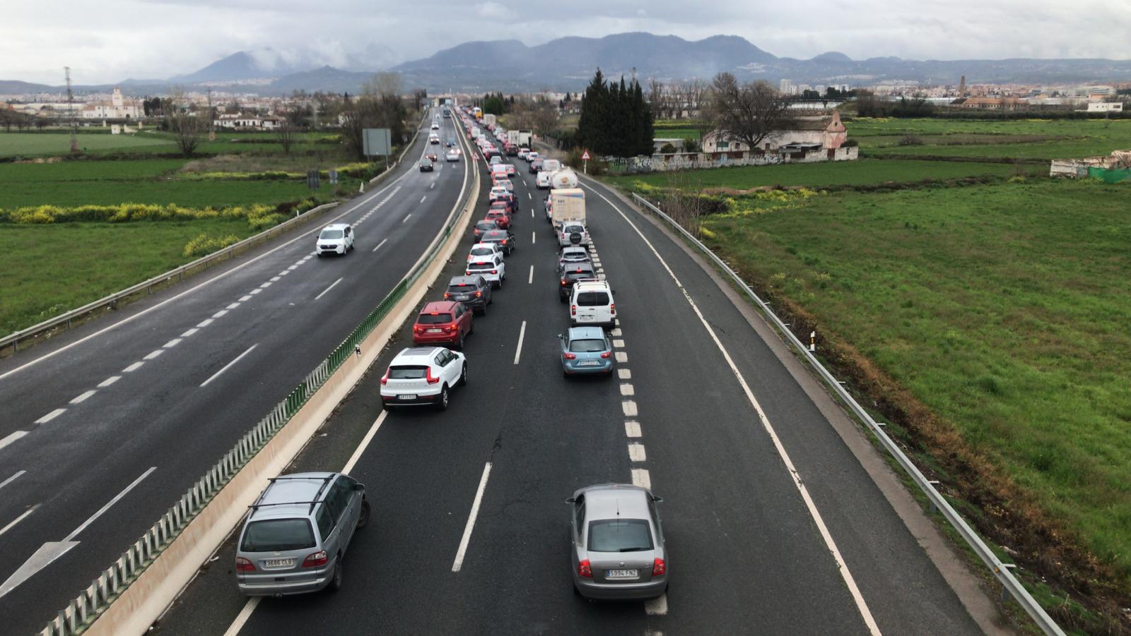 Tractores y camiones por el centro de Granada