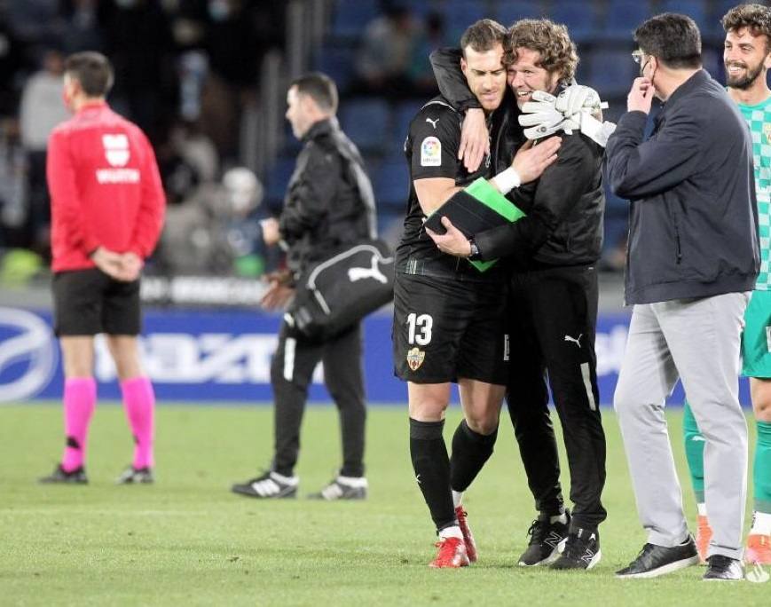 Fernando se abraza a Diego Tuero al término del partido 