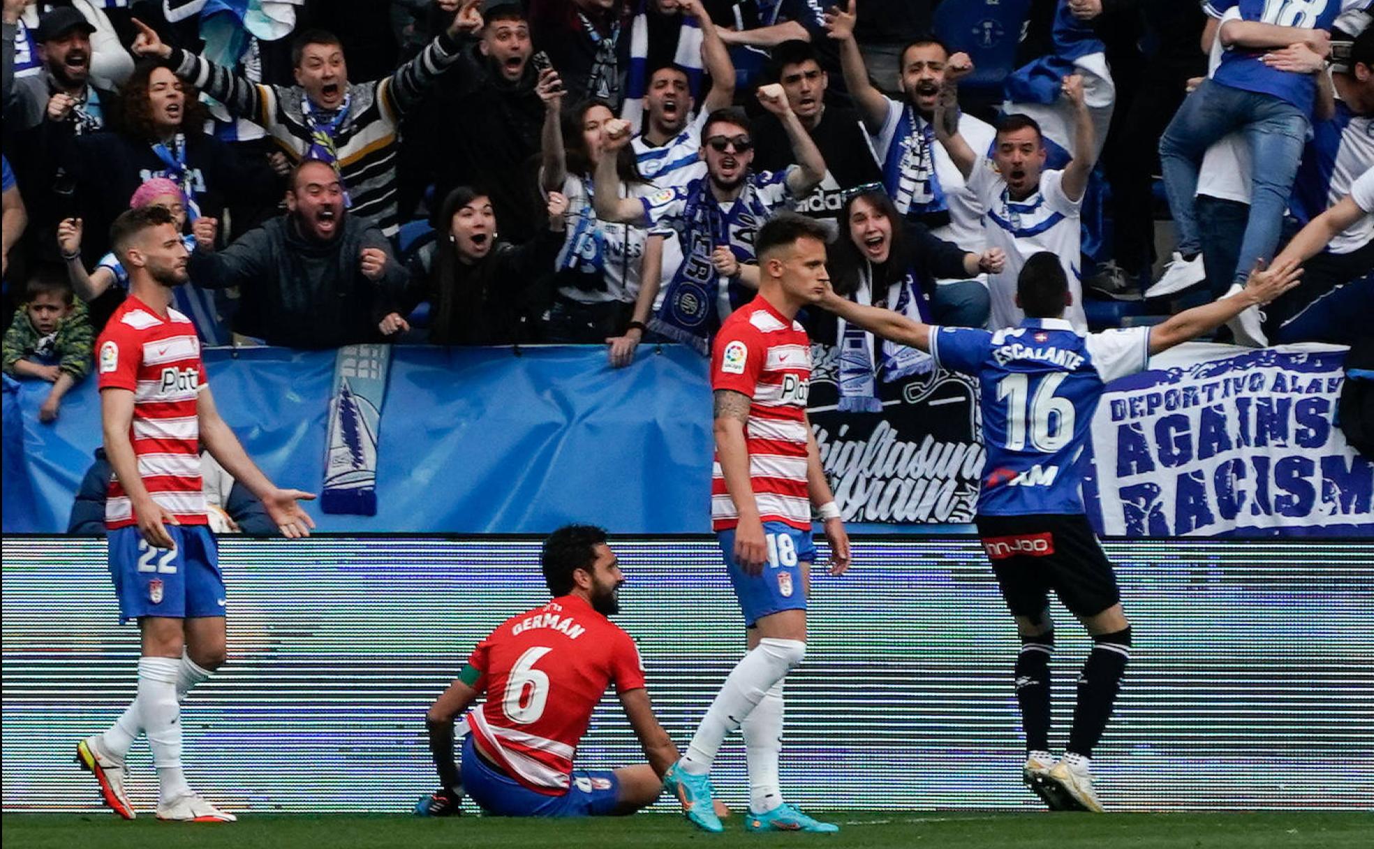 Domingos Duarte, Germán y Petrovic lamentan el gol de Escalante en Vitoria.