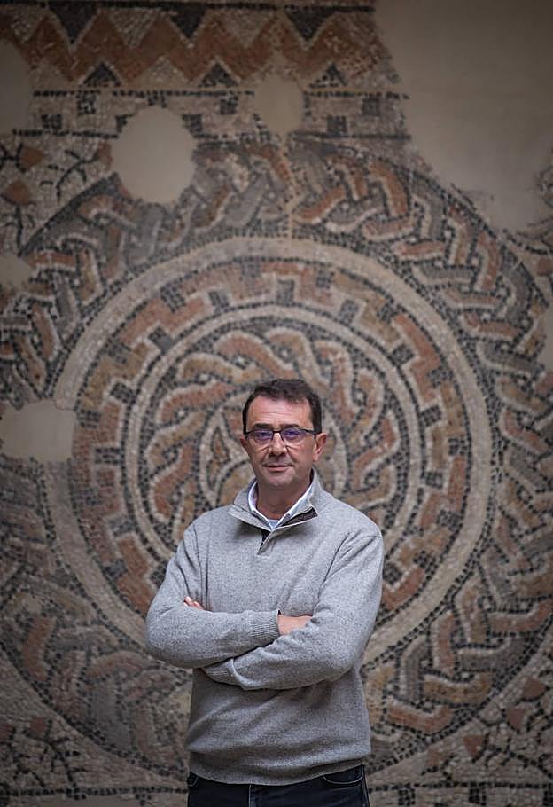 Ramos Lizana, ante uno de los mosaicos de los Mondragones que se pueden ver en el Museo. 
