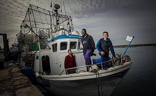 «Nuestros barcos reparten hambre entre 120 familias»