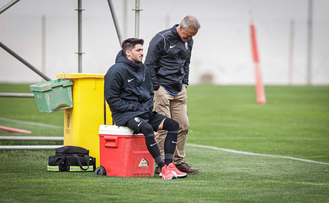 Carlos Neva comenta el entrenamiento junto al director deportivo Pep Boada. 