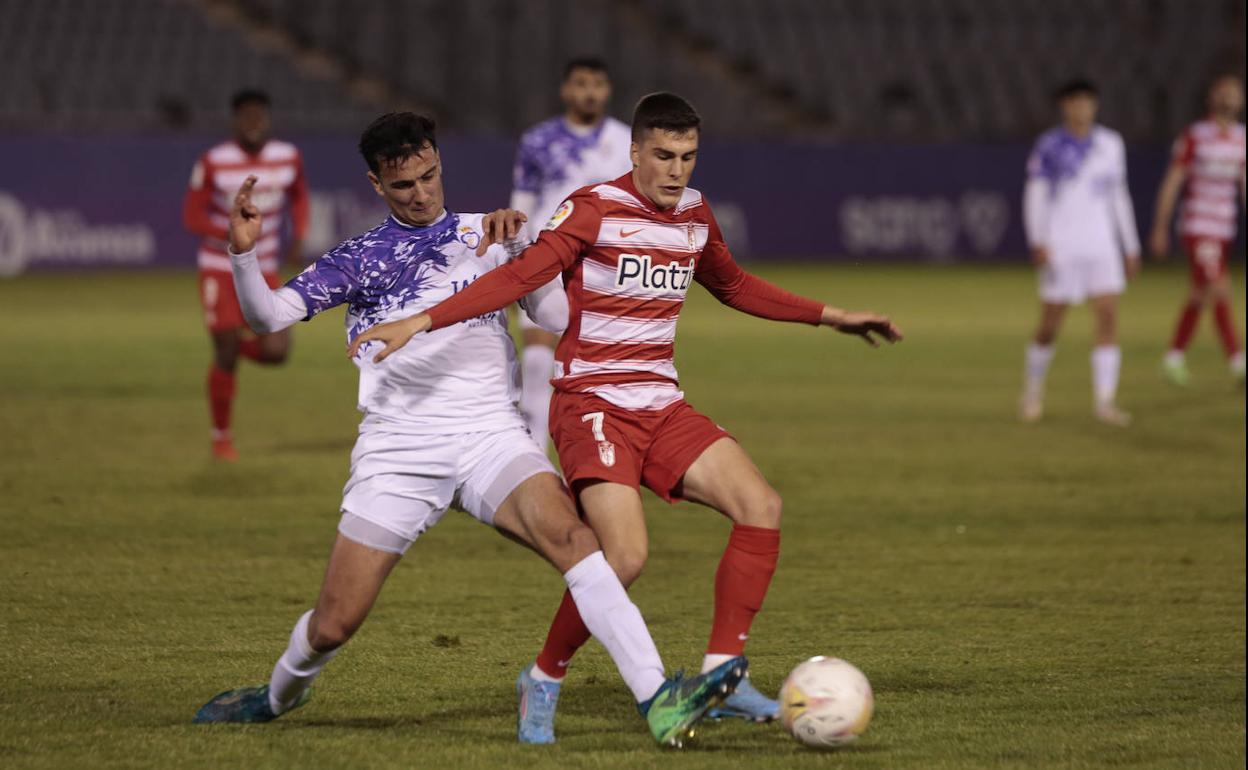 Soro protege el cuero ante un jugador del Jaén. 